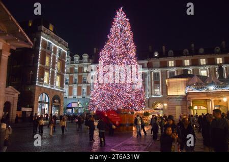 Londra, Regno Unito. 8 novembre 2023. Le luci di Natale e l'albero di Natale di quest'anno sono stati accesi al mercato di Covent Garden. Foto Stock