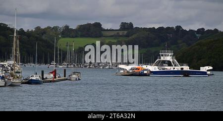 Il piu' alto traghetto attraverso il fiume Dart a Dartmouth, South Devon, visto qui a metà corso. Foto Stock