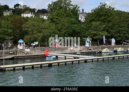 Chioschi di biglietti indipendenti per gite in barca lungo il fiume Dart a Dartmouth, South Devon. Foto Stock