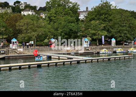 Chioschi di biglietti indipendenti per gite in barca lungo il fiume Dart a Dartmouth, South Devon. Foto Stock