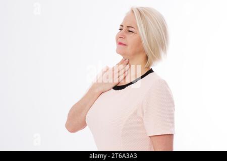 Dolore alla gola, dolore alla donna di mezza età soffre di mal di gola e toccarla, raffreddore femminile Foto Stock