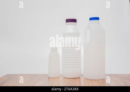 svuotare il flacone di plastica su sfondo bianco. Foto Stock