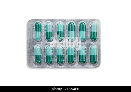 Blister con pillole e capsule isolate su sfondo bianco. Imballaggio per farmaci. Foto Stock