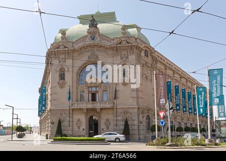 Belgrado, Serbia - 25 aprile 2019: Vecchio edificio Geozavod Belgrado Cooperative Historical Landmark in Travnicka Street a Sava Mala il giorno della primavera. Foto Stock