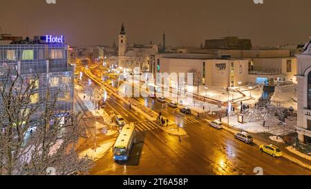 Novi Sad, Serbia - 24 gennaio 2019: Veduta aerea del teatro nel centro della città a Cold Winter Night with Snow. Foto Stock