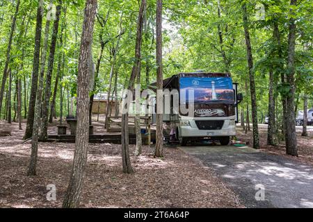 Tiffin Allegro Open Road camper allestito sul campeggio presso il Little Black Creek Campground vicino a Lumberton, Mississippi Foto Stock