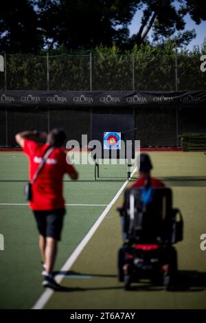 Belek, Turchia. 9 novembre 2023. Para archer Piotr Van Montagu e allenatore belga Vincent Vandervelden fotografati in azione durante un training camp organizzato dal Comitato paralimpico belga a Belek in Turchia, giovedì 9 novembre 2023. BELGA PHOTO JASPER JACOBS Credit: Belga News Agency/Alamy Live News Foto Stock