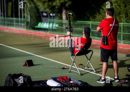 Belek, Turchia. 9 novembre 2023. Para archer Piotr Van Montagu e allenatore belga Vincent Vandervelden fotografati in azione durante un training camp organizzato dal Comitato paralimpico belga a Belek in Turchia, giovedì 9 novembre 2023. BELGA PHOTO JASPER JACOBS Credit: Belga News Agency/Alamy Live News Foto Stock