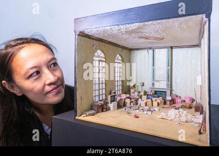 Londra, Regno Unito. 9 novembre 2023. Anna Tong, di Londra, una delle dieci artiste finaliste per il Robert Walters Group UK New Artist of the Year Award, con una delle sue opere nella serie Dwelling esposta alla Saatchi Gallery. Dal 2019, UK New Artists, Robert Walters Group e Saatchi Gallery hanno collaborato a questo premio annuale che fornisce un trampolino di lancio per le carriere creative di nuovi artisti. Crediti: Stephen Chung / Alamy Live News Foto Stock