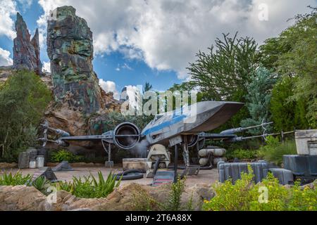 Nave da combattimento X-Wing nell'area di Star Wars Galaxy's Edge del parco a tema Disney Hollywood Studios Foto Stock