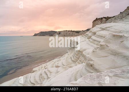 Vista panoramica della famosa scogliera della Scala dei Turchi vicino ad Agrigento, Sicilia, Italia Foto Stock