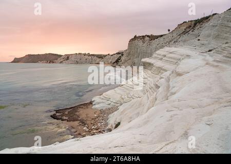 Vista panoramica della famosa scogliera della Scala dei Turchi vicino ad Agrigento, Sicilia, Italia Foto Stock