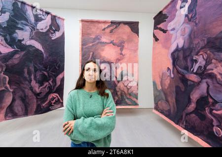 Londra, Regno Unito. 9 novembre 2023. Elena Njoabuzia Onwochei-Garcia, di Glasgow, una delle dieci artiste finaliste per il Robert Walters Group UK New Artist of the Year Award, con le sue opere esposte alla Saatchi Gallery. Dal 2019, UK New Artists, Robert Walters Group e Saatchi Gallery hanno collaborato a questo premio annuale che fornisce un trampolino di lancio per le carriere creative di nuovi artisti. Crediti: Stephen Chung / Alamy Live News Foto Stock