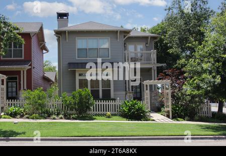 Piccola casa a due piani situata a Little Town Texas Foto Stock