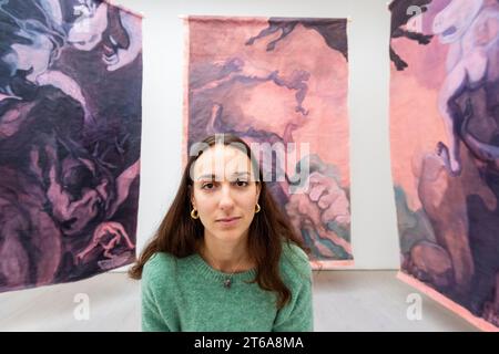 Londra, Regno Unito. 9 novembre 2023. Elena Njoabuzia Onwochei-Garcia, di Glasgow, una delle dieci artiste finaliste per il Robert Walters Group UK New Artist of the Year Award, con le sue opere esposte alla Saatchi Gallery. Dal 2019, UK New Artists, Robert Walters Group e Saatchi Gallery hanno collaborato a questo premio annuale che fornisce un trampolino di lancio per le carriere creative di nuovi artisti. Crediti: Stephen Chung / Alamy Live News Foto Stock