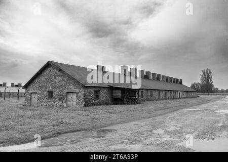 KZ Auschwitz Frauen und Kinder wurden gemeinsam a Steinbaracken untergebracht. Diese stehen getrennt von den Holzbaracken der Maenner auf der anderen Seite des Gelaendes. *** Campo di concentramento di Auschwitz donne e bambini sono stati ospitati insieme in caserme di pietra questi sono separati dalle caserme di legno uomo sull'altro lato del terreno xMMx credito: Imago/Alamy Live News Foto Stock