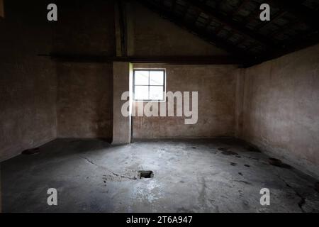 KZ Auschwitz Ein Toilettenraum in einer Steinbaracke ist heute leer. Hier gingen Frauen und Kinder gemeinsam auf Gemeinschaftstoiletten. *** Campo di concentramento di Auschwitz oggi Una toilette in una baracca di pietra è vuota donne e bambini sono andati insieme ai bagni comunali qui xMMx credito: Imago/Alamy Live News Foto Stock