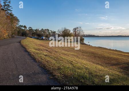 Veicoli ricreativi parcheggiati sulla riva del lago Seminole nel campeggio Corps of Engineers Eastbank a Bainbridge, Georgia Foto Stock