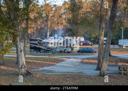 Veicoli ricreativi parcheggiati sulla riva del lago Seminole nel campeggio Corps of Engineers Eastbank a Bainbridge, Georgia Foto Stock