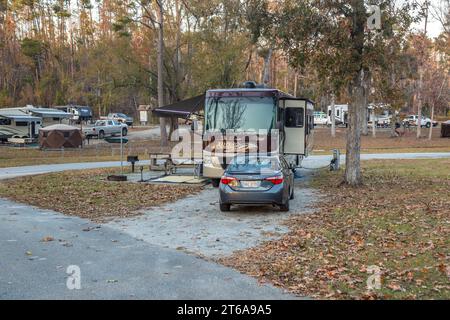 Veicoli ricreativi parcheggiati sulla riva del lago Seminole nel campeggio Corps of Engineers Eastbank a Bainbridge, Georgia Foto Stock