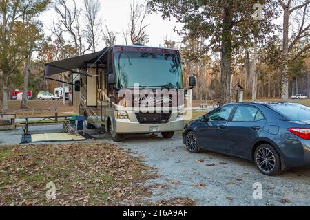 Veicoli ricreativi parcheggiati sulla riva del lago Seminole nel campeggio Corps of Engineers Eastbank a Bainbridge, Georgia Foto Stock