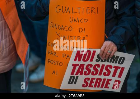 Roma, . 9 novembre 2023. 09/11/2023 Roma: Dimostrazione di tassisti sostitutivi in Piazza del Campidoglio, a seguito della decisione del Sindaco di Roma Roberto Gualtieri e dell'assessore alla mobilità Eugenio Patane, di rilasciare nuove patenti per tassisti a pagamento. PS: La foto può essere utilizzata nel rispetto del contesto in cui è stata scattata e senza intento diffamatorio del decoro delle persone rappresentate. Credito: Agenzia fotografica indipendente/Alamy Live News Foto Stock