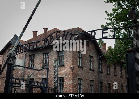 KZ Auschwitz Ueber dem Eingangstor zum Stammlager Auschwitz ist der Schriftzug Arbeit macht frei zu lesen. *** Il campo di concentramento di Auschwitz sopra il cancello d'ingresso al campo principale di Auschwitz, le parole Arbeit macht frei Work ti rendono libero possono essere lette xMMx Credit: Imago/Alamy Live News Foto Stock