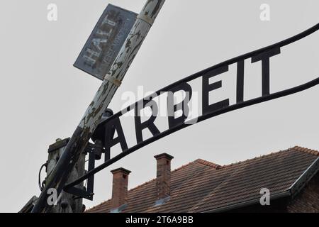 KZ Auschwitz Ueber dem Eingangstor zum Stammlager Auschwitz ist der Schriftzug Arbeit macht frei mit umgedrehtem B zu lesen. Der Schriftzug wurde durch den Mitgefangenen Kunstschlosser Jan Liwacz, der mehrere Auftragsarbeiten für die SS ausführen musste, im Jahr 1940 angefertigt. Aus protesta gegen die SS Hat er den Schriftzug er das B umgedreht. *** Il campo di concentramento di Auschwitz sopra il cancello d'ingresso del campo principale di Auschwitz c'è la scritta Arbeit macht frei che ti libera con una B rovesciata la scritta è stata fatta nel 1940 dal compagno prigioniero Jan Liwacz, che ha dovuto effettuare diverse comunicazioni Foto Stock