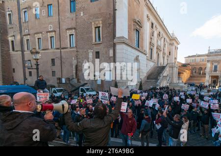 Roma, . 9 novembre 2023. 09/11/2023 Roma: Dimostrazione di tassisti sostitutivi in Piazza del Campidoglio, a seguito della decisione del Sindaco di Roma Roberto Gualtieri e dell'assessore alla mobilità Eugenio Patane, di rilasciare nuove patenti per tassisti a pagamento. PS: La foto può essere utilizzata nel rispetto del contesto in cui è stata scattata e senza intento diffamatorio del decoro delle persone rappresentate. Credito: Agenzia fotografica indipendente/Alamy Live News Foto Stock