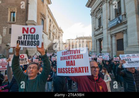 Roma, . 9 novembre 2023. 09/11/2023 Roma: Dimostrazione di tassisti sostitutivi in Piazza del Campidoglio, a seguito della decisione del Sindaco di Roma Roberto Gualtieri e dell'assessore alla mobilità Eugenio Patane, di rilasciare nuove patenti per tassisti a pagamento. PS: La foto può essere utilizzata nel rispetto del contesto in cui è stata scattata e senza intento diffamatorio del decoro delle persone rappresentate. Credito: Agenzia fotografica indipendente/Alamy Live News Foto Stock