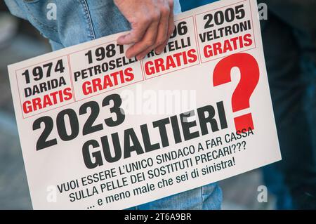 Roma, . 9 novembre 2023. 09/11/2023 Roma: Dimostrazione di tassisti sostitutivi in Piazza del Campidoglio, a seguito della decisione del Sindaco di Roma Roberto Gualtieri e dell'assessore alla mobilità Eugenio Patane, di rilasciare nuove patenti per tassisti a pagamento. PS: La foto può essere utilizzata nel rispetto del contesto in cui è stata scattata e senza intento diffamatorio del decoro delle persone rappresentate. Credito: Agenzia fotografica indipendente/Alamy Live News Foto Stock