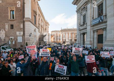 Roma, . 9 novembre 2023. 09/11/2023 Roma: Dimostrazione di tassisti sostitutivi in Piazza del Campidoglio, a seguito della decisione del Sindaco di Roma Roberto Gualtieri e dell'assessore alla mobilità Eugenio Patane, di rilasciare nuove patenti per tassisti a pagamento. PS: La foto può essere utilizzata nel rispetto del contesto in cui è stata scattata e senza intento diffamatorio del decoro delle persone rappresentate. Credito: Agenzia fotografica indipendente/Alamy Live News Foto Stock