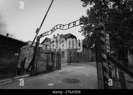 KZ Auschwitz Ueber dem Eingangstor zum Stammlager Auschwitz ist der Schriftzug Arbeit macht frei zu lesen. *** Il campo di concentramento di Auschwitz sopra il cancello d'ingresso al campo principale di Auschwitz, le parole Arbeit macht frei Work ti rendono libero possono essere lette xMMx Credit: Imago/Alamy Live News Foto Stock