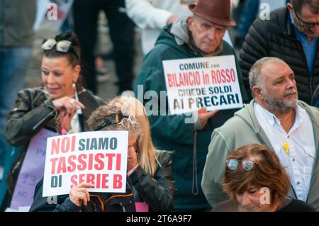 Roma, . 9 novembre 2023. 09/11/2023 Roma: Dimostrazione di tassisti sostitutivi in Piazza del Campidoglio, a seguito della decisione del Sindaco di Roma Roberto Gualtieri e dell'assessore alla mobilità Eugenio Patane, di rilasciare nuove patenti per tassisti a pagamento. PS: La foto può essere utilizzata nel rispetto del contesto in cui è stata scattata e senza intento diffamatorio del decoro delle persone rappresentate. Credito: Agenzia fotografica indipendente/Alamy Live News Foto Stock