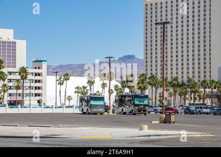 Tiffin Allegro camper Open Road con grandi occhi all'ombra nel parcheggio del casinò resort Edgewater a Laughlin, Nevada Foto Stock