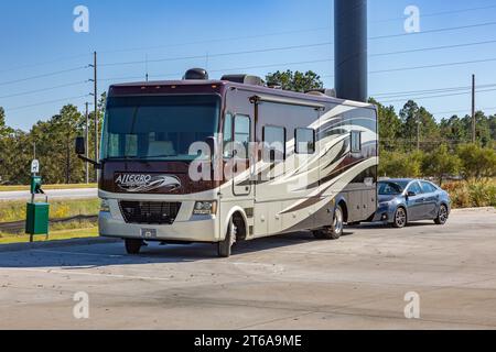 2012 Tiffin Allegro Open Road camper trainare 2014 Toyota Corolla nel parcheggio di Buc-ee in Alabama Foto Stock