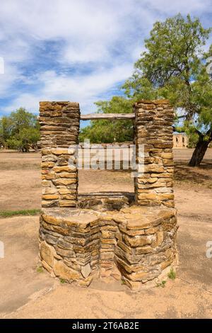 San Antonio, Texas, USA - 8 ottobre 2023: Il vecchio pozzo d'acqua alla missione Jose di San Antonio Foto Stock