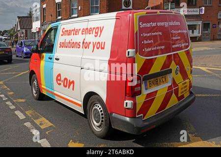 E.ON plc van Mercedes gestito da società di fornitura di energia elettrica e gas residenziali e commerciali che attraversa il raccordo a Wroxham, Norfolk, Regno Unito Foto Stock