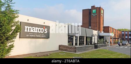 Holiday Inn Hotel frontage e firma per marco's un ristorante a marchio Marco Pierre White basato su un modello di business in franchising Brentwood Essex Inghilterra Regno Unito Foto Stock