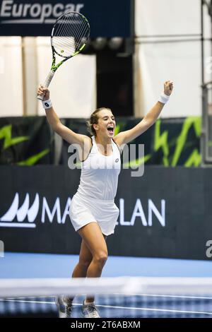 Siviglia, Spagna, 9 novembre 2023. Gli italiani Lucia Bronzetti ed Elisabetta Cocciaretto festeggiano dopo la partita contro la Germania alle finali di Billie Jean King Cup a Siviglia. Crediti fotografici: Frank Molter Foto Stock