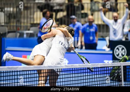 Siviglia, Spagna, 9 novembre 2023. Gli italiani Lucia Bronzetti ed Elisabetta Cocciaretto festeggiano dopo la partita contro la Germania alle finali di Billie Jean King Cup a Siviglia. Crediti fotografici: Frank Molter Foto Stock