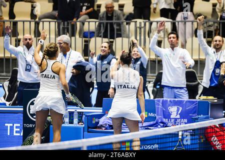 Siviglia, Spagna, 9 novembre 2023. Gli italiani Lucia Bronzetti ed Elisabetta Cocciaretto festeggiano dopo la partita contro la Germania alle finali di Billie Jean King Cup a Siviglia. Crediti fotografici: Frank Molter Foto Stock