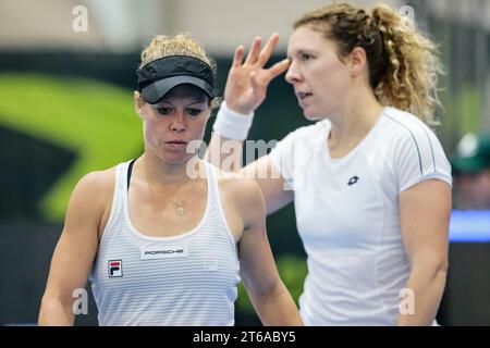 Siviglia, Spagna, 9 novembre 2023. Germanys Laura Siegemund e Anna-Lena Friedsam durante la partita contro l'Italia alle finali di Billie Jean King Cup a Siviglia. Crediti fotografici: Frank Molter Foto Stock