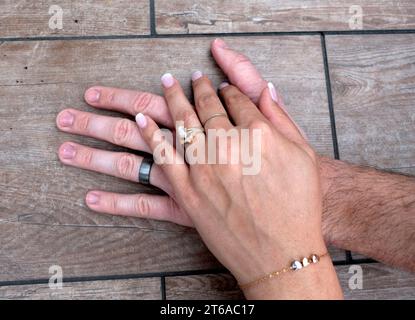 Coppia appena sposata che mostra i loro bellissimi anelli disegnati dalla sposa. Downers Grove Illinois, Illinois, USA Foto Stock