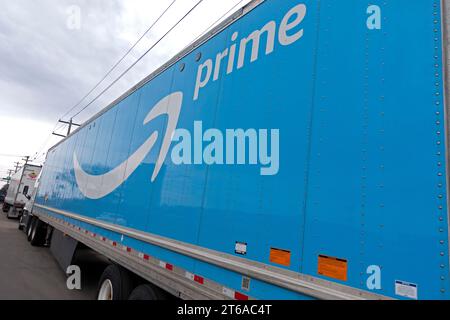 Amazon prime semi-delivery truck che trasporta merci e pacchi in autostrada. St Paul Minnesota Minnesota USA Foto Stock