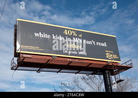 Cartellone pubblicitario il 40% dei ragazzi bianchi del Minnesota non sa leggere. St Paul Minnesota Minnesota USA Foto Stock