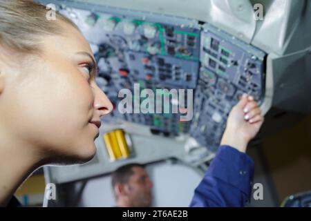 ingegnere pilota donna nella cabina di pilotaggio Foto Stock