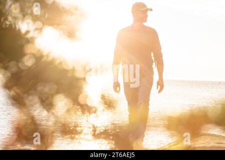 L'escursionismo è sempre una buona idea. un uomo che indossa lo zaino mentre è fuori per un'escursione su un sentiero costiero. Foto Stock