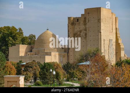 Shahrisabz, Uzbekistan - 5 novembre 2023: Mausoleo Dorus Saodat Jahangir a Shahrisabz, Uzbekistan. Foto Stock