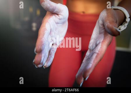 Polvere di talco sulle mani Foto stock - Alamy